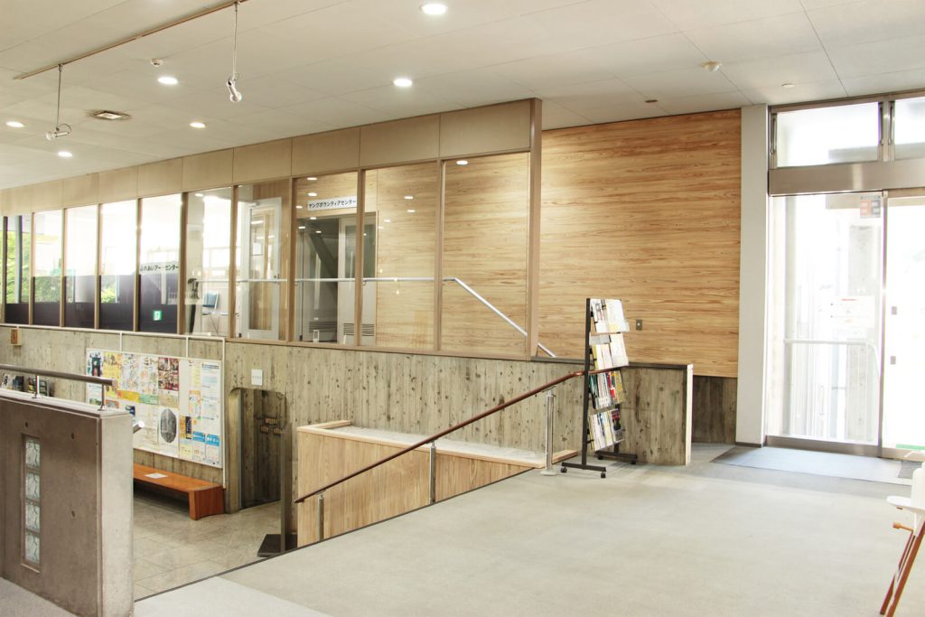 松山のアートの中心地・愛媛県美術館で照らされる「白華レス不燃木材」の内装