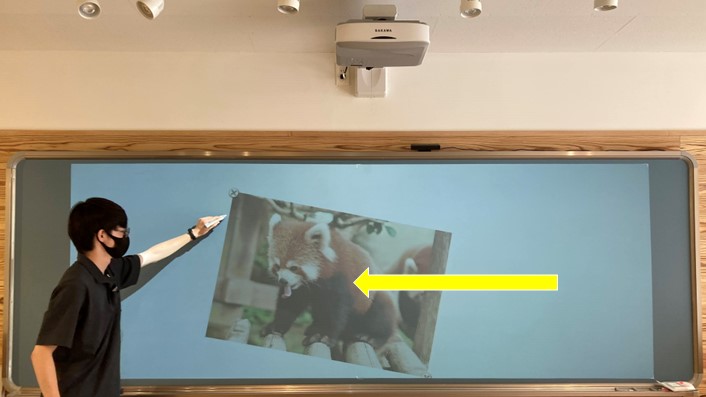電子ペンを使って、れっさーちゃんの画像を左側に移動中です。(実写は槙峯さん。)