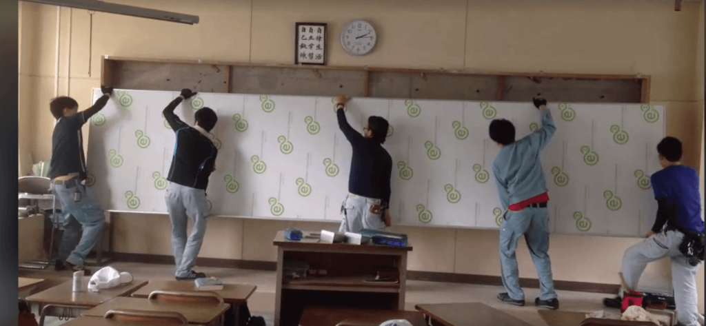新しい黒板を設置する