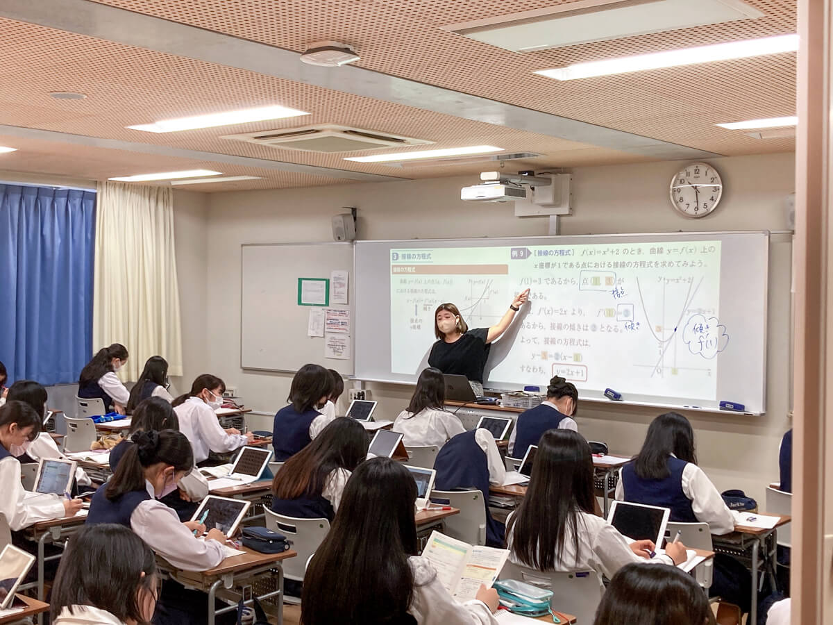 数学の授業でプロジェクター「ワイード」（電子黒板）を使う先生