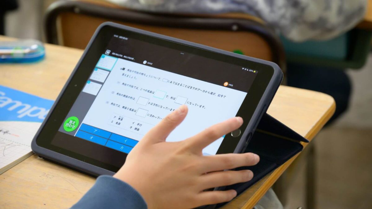 教員の解説を必要としてない児童は、タブレットドリルを自主的に先に進めます。