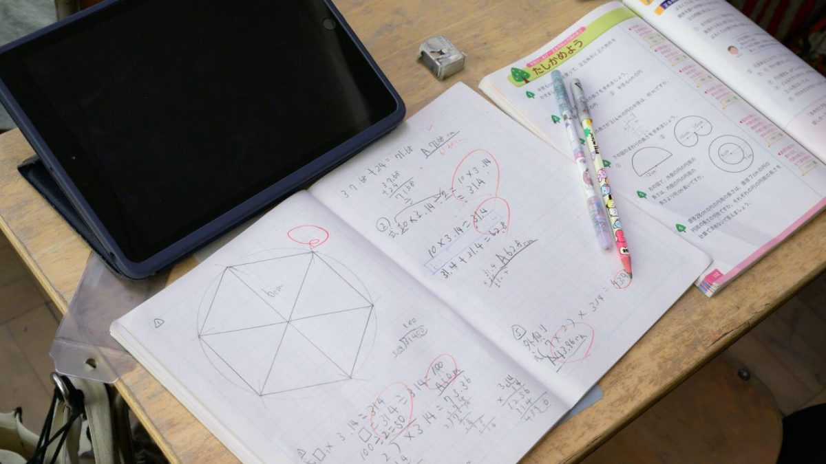 すべてをタブレットにするのではなく、紙のノートも併用しています。作図が必要なもの、計算過程を残したいものはノートへ。必要があれば、iPadで撮影し、黒板に投影することができます。