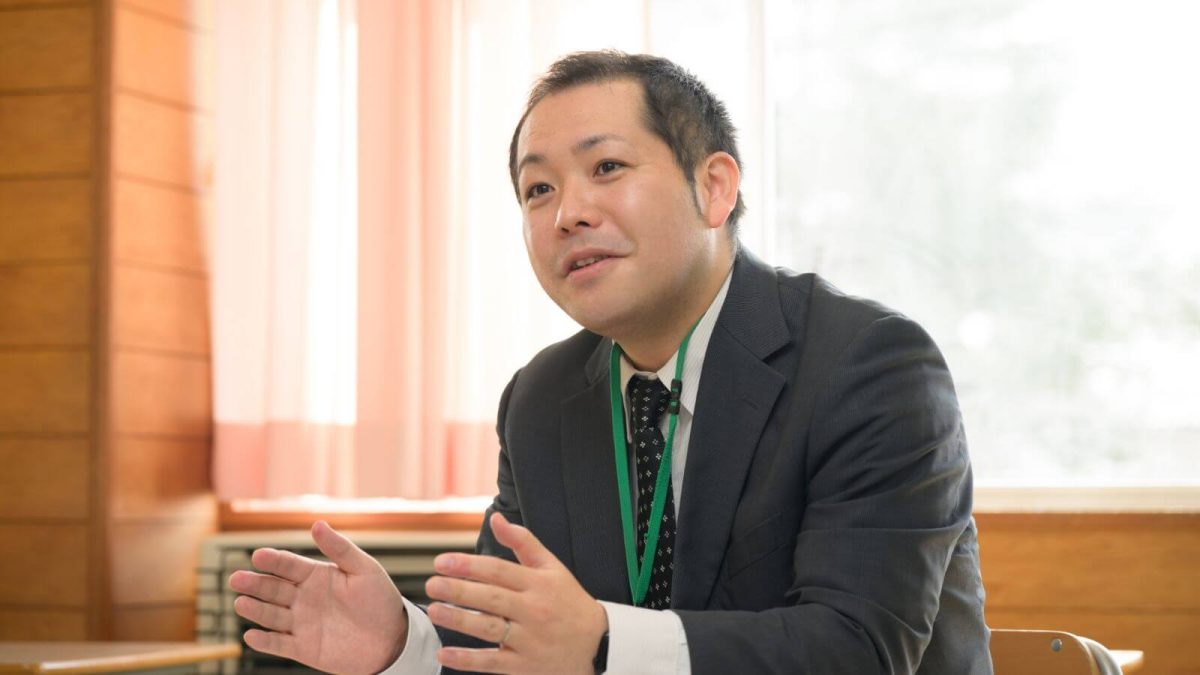 岩沼市立岩沼西小学校・長尾純教諭。ICT機器を活用し、習熟度別授業に挑戦しています。まだまだ手探りの段階で、授業スタイルは児童たちと相談しながらつくっているそうです。