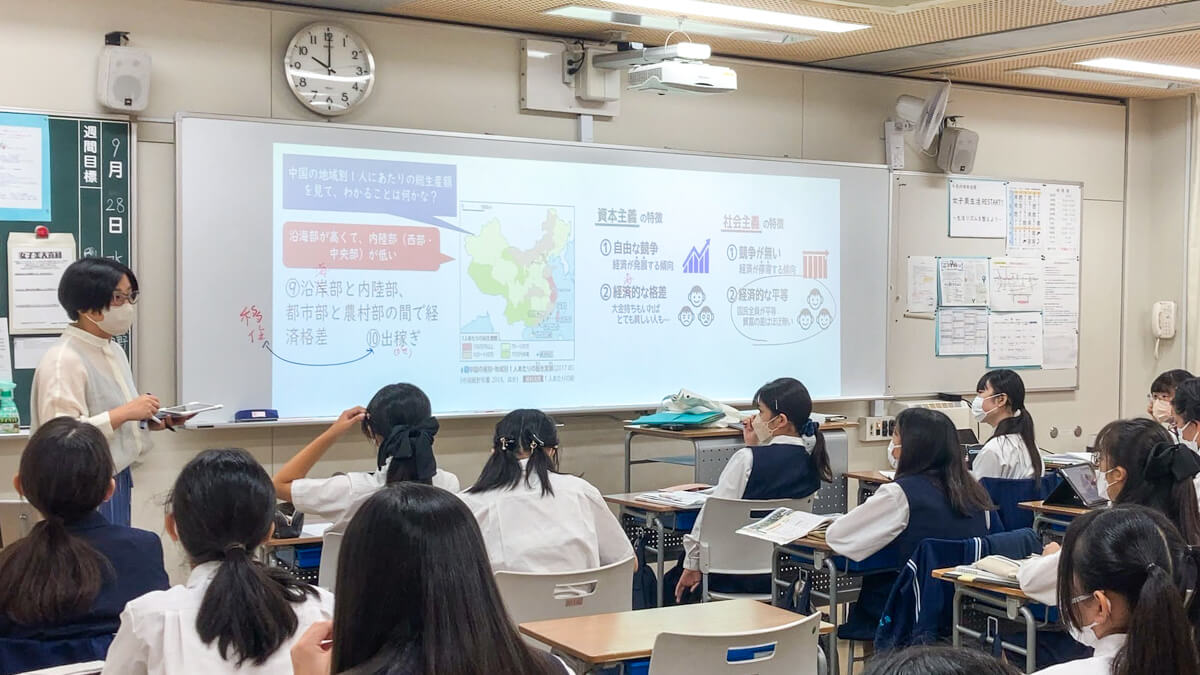 社会の授業でプロジェクター「ワイード」（電子黒板）を使う先生_iPadを使いこなす