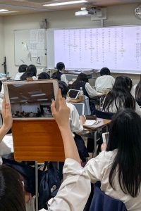 タブレットで板書を撮影し、手元で拡大する生徒_1