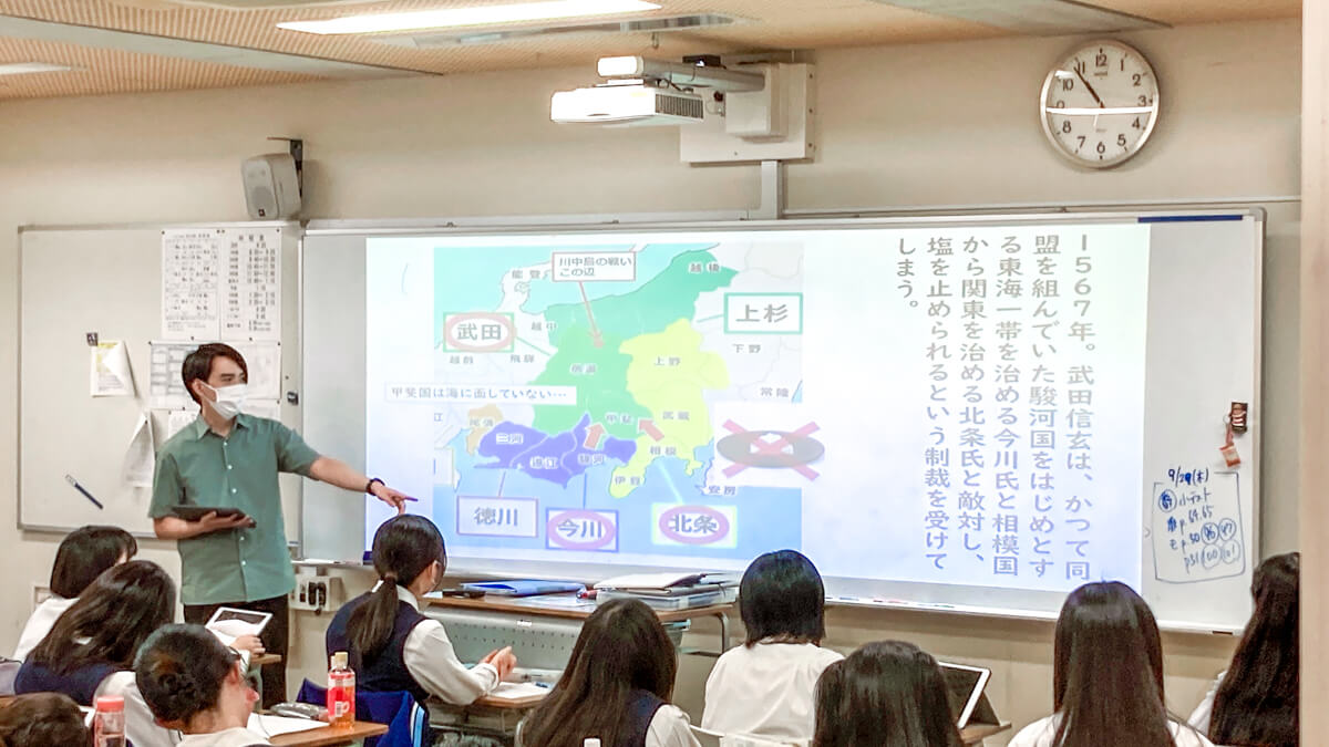 社会の授業でプロジェクター「ワイード」（電子黒板）を使う先生_画像が明るく綺麗に映る