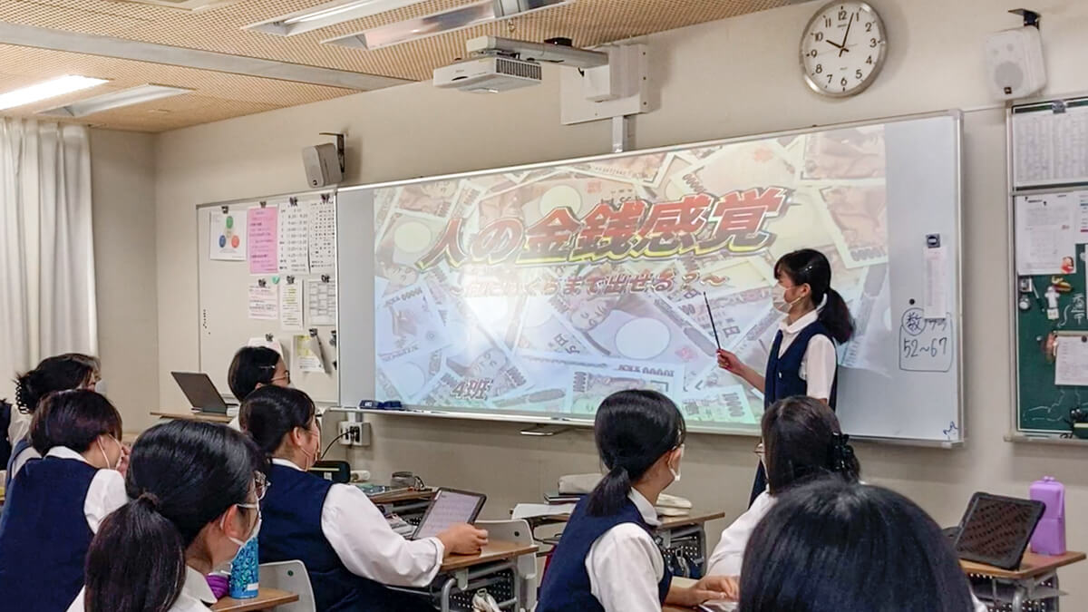生徒のプレゼン発表_ワイードで映像を大きく投影