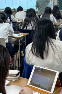 タブレットで板書を撮影し、手元で拡大する生徒_2