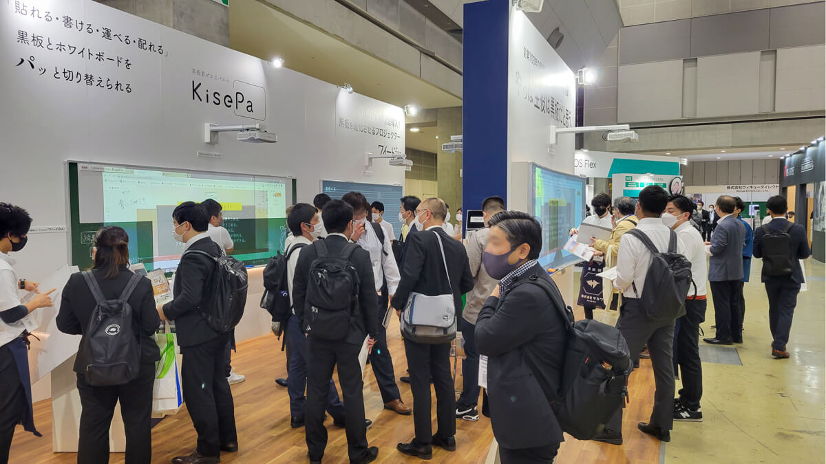 EDIX東京2023_サカワの老舗黒板屋ブース_盛況の様子