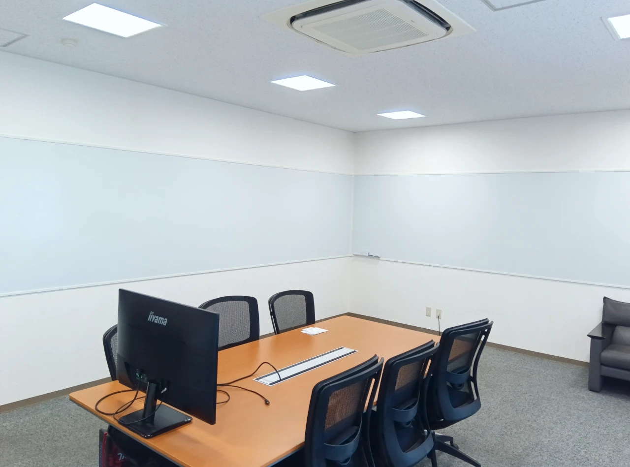 壁面ホワイトボード施工事例_株式会社ジャムコ