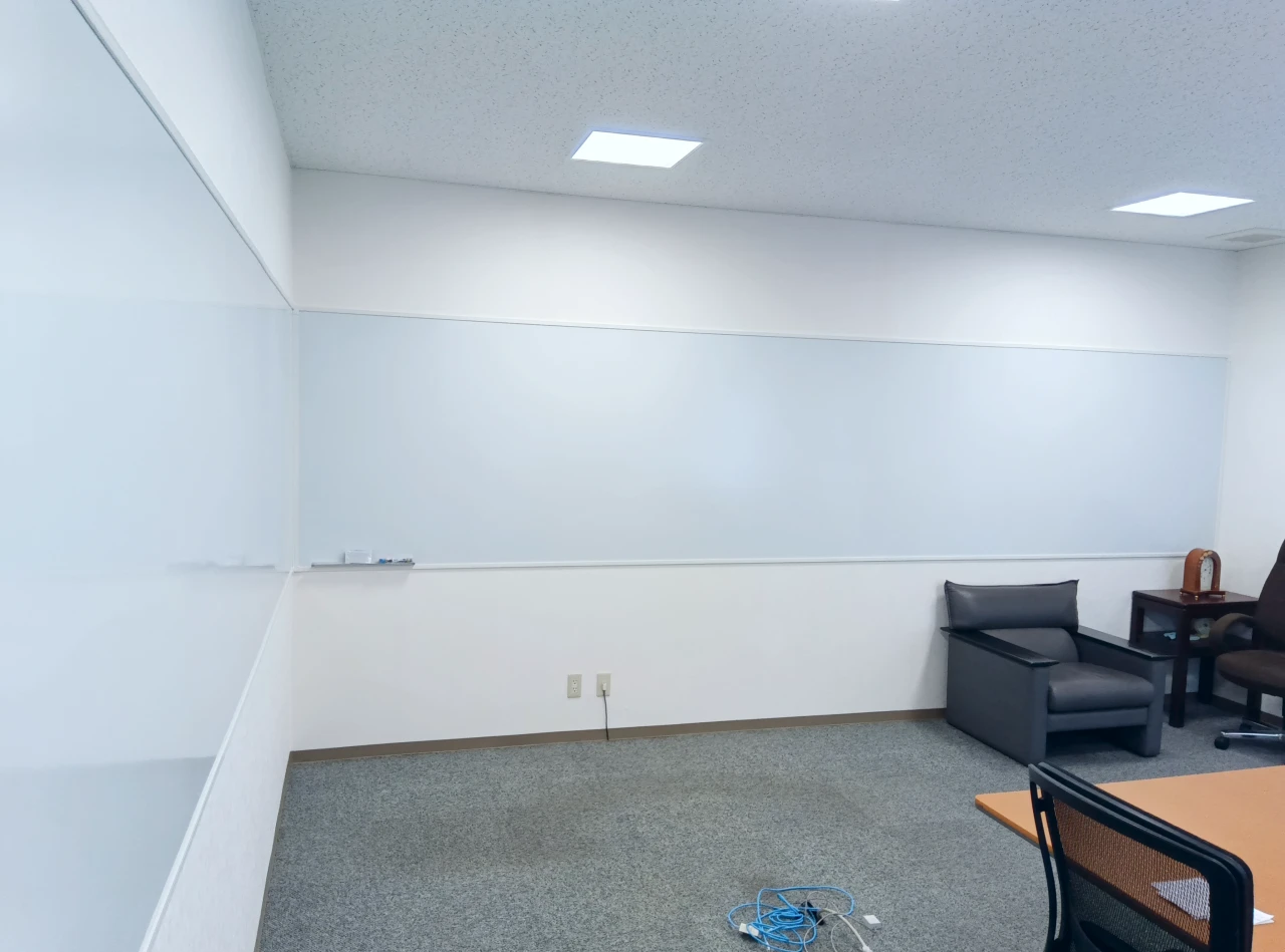 壁面ホワイトボード施工事例_株式会社ジャムコ