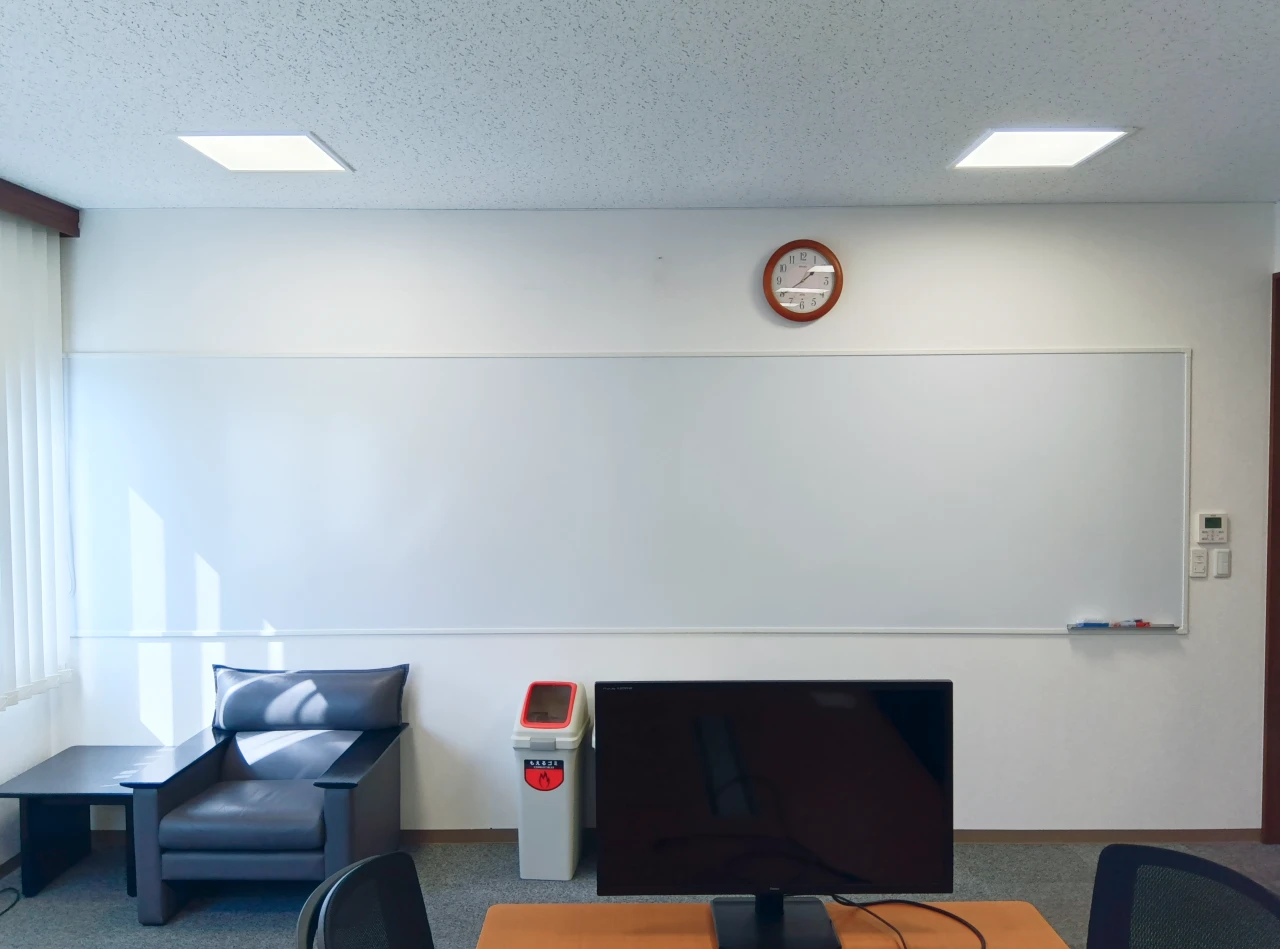 壁面ホワイトボード施工事例_株式会社ジャムコ