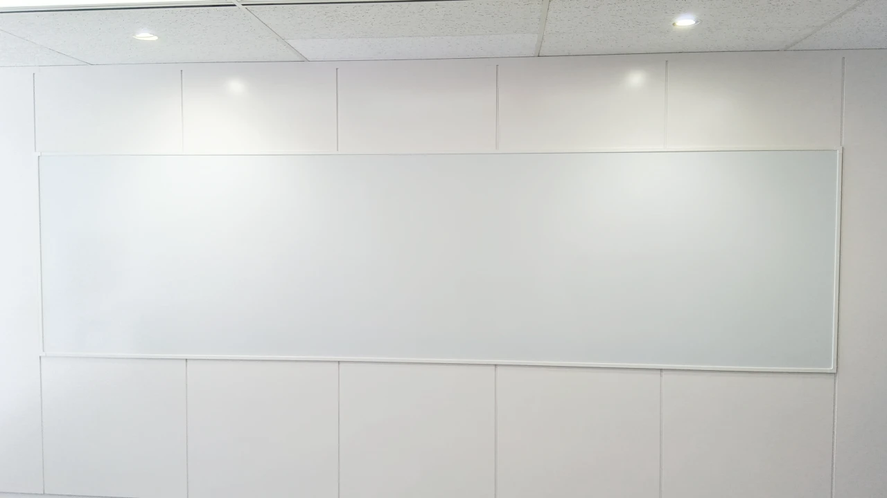 壁面ホワイトボード施工事例__富安株式会社様