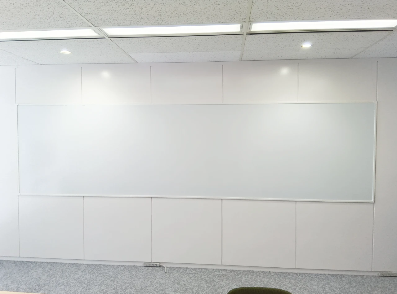 壁面ホワイトボード施工事例__富安株式会社様