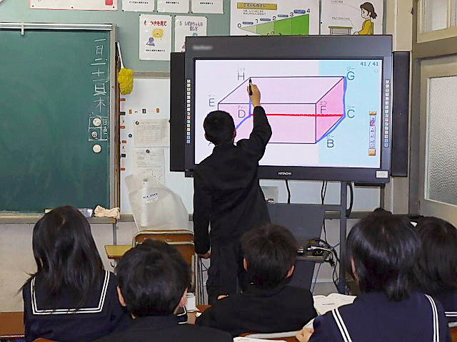 教室に設置されたTVモニター
