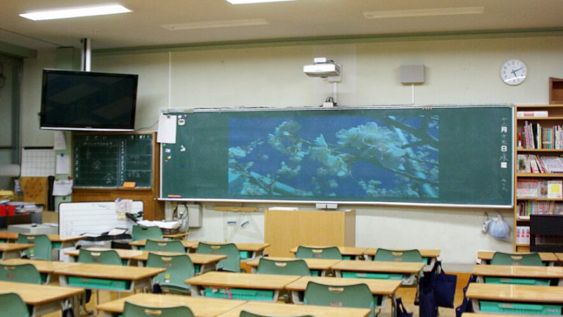 昭和小学校 全普通教室にウルトラワイド超短焦点プロジェクター「ワイード」を導入