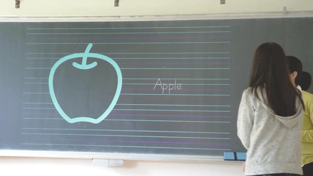 プロジェクターで黒板に映像を投影する