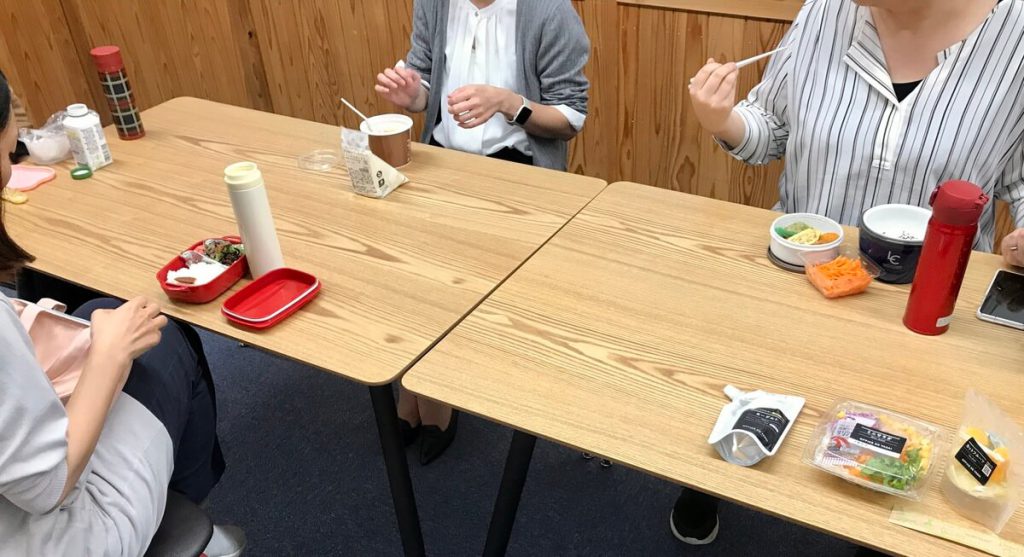 サカワ本社のランチ風景_オフィスで野菜