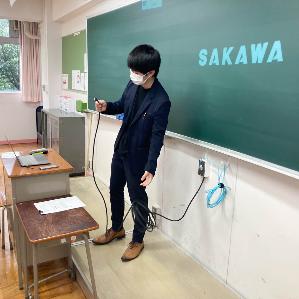 先生のPC端末とワイードを接続させる様子