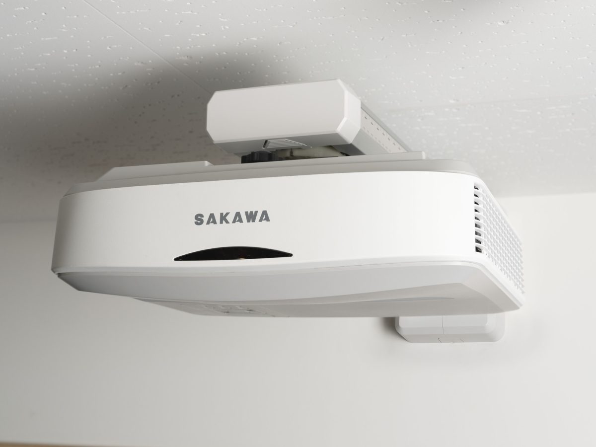 ウルトラワイド超短焦点プロジェクター「ワイード プラス」本体_壁掛け設置