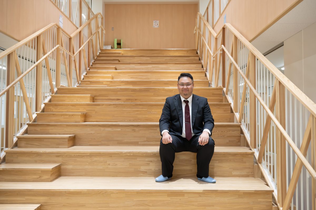 木材を基調とした校内の、階段兼ミニ集会スペース_下市あきつ学園