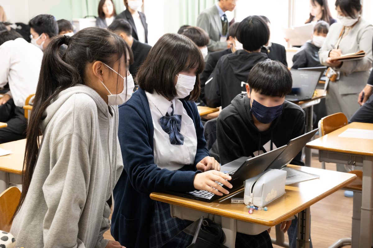 グループ学習で生徒が教え合う_下市あきつ学園