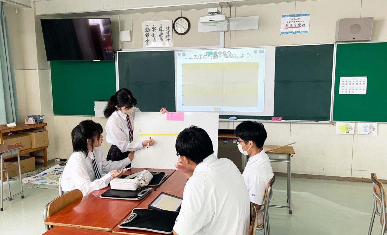 KisePaを使ってグループワーク。KisePaの裏にはマグネットが付いているので黒板に貼り付けることも可能。マグネットスクリーンのような使い方ができます