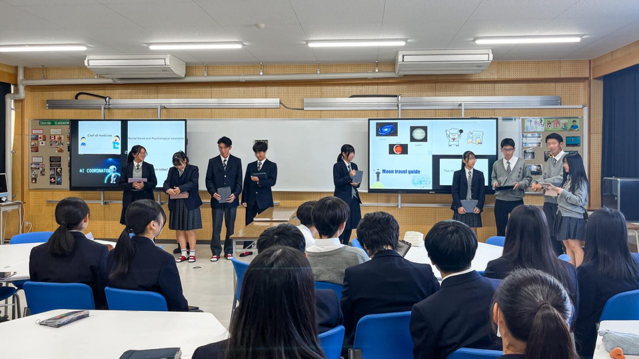 スライド式大画面電子黒板「スライード」(StarBoard電子黒板86型)にプレゼン資料を映して発表