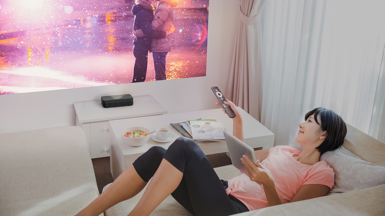 【プレスリリース】25cmで100インチ投影。超短焦点型ポータブル プロジェクター「Photon Go」日本初上陸