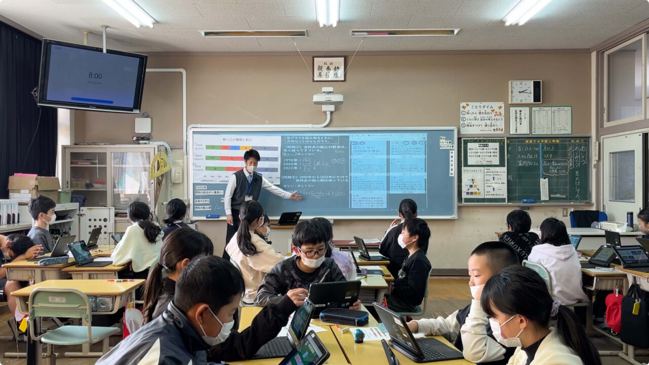 東温市立川上小学校タブレット画面を並べる1