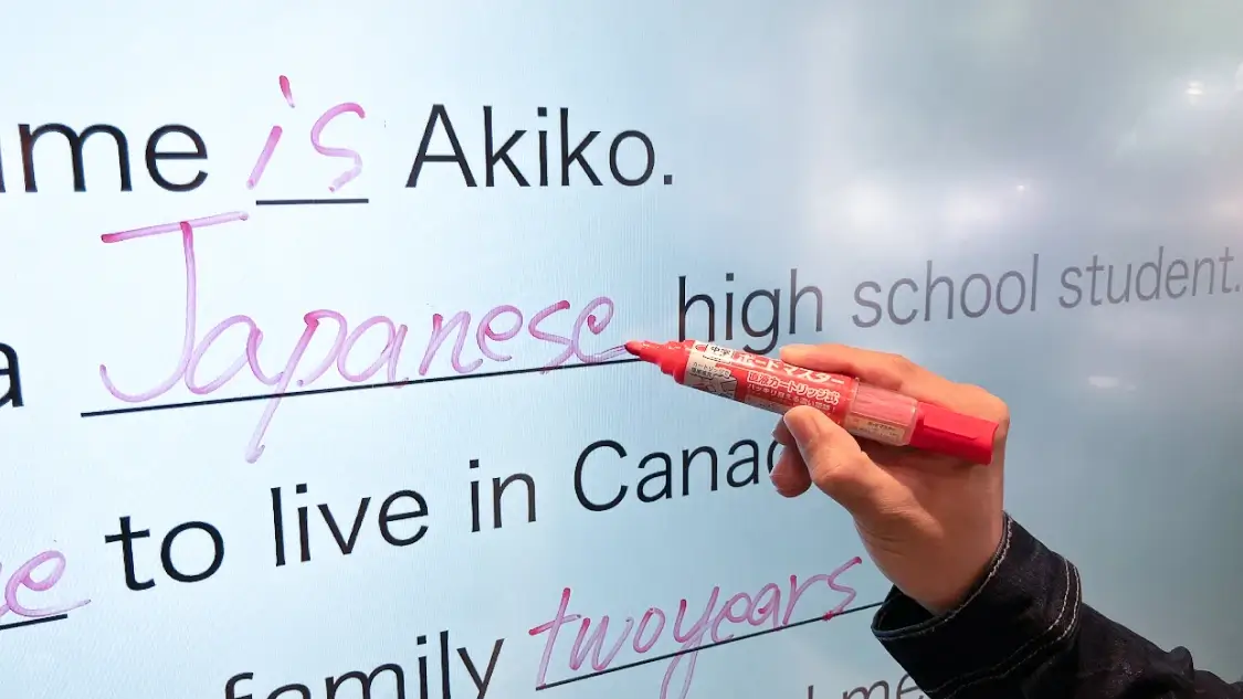 イメージ：かけるくんにホワイトボードマーカーで書いている様子