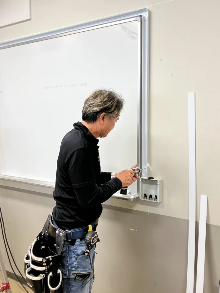 ワイードを設置する田丸さん