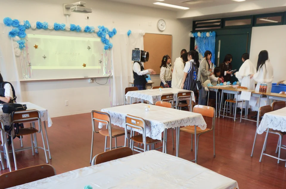 イメージ： 品川エトワール女子高等学校のワイードを使った授業の様子