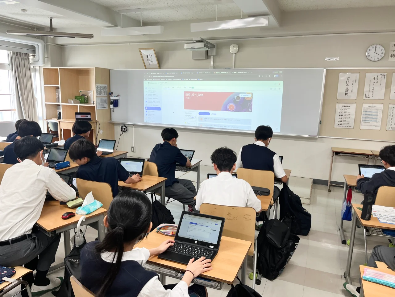 イメージ：東学院六浦中学校・高等学校 ワイードを使った授業の様子